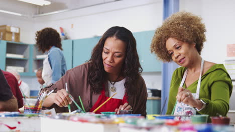 Dos-Estudiantes-Maduras-Que-Asisten-A-Clases-De-Arte-En-El-Centro-Comunitario