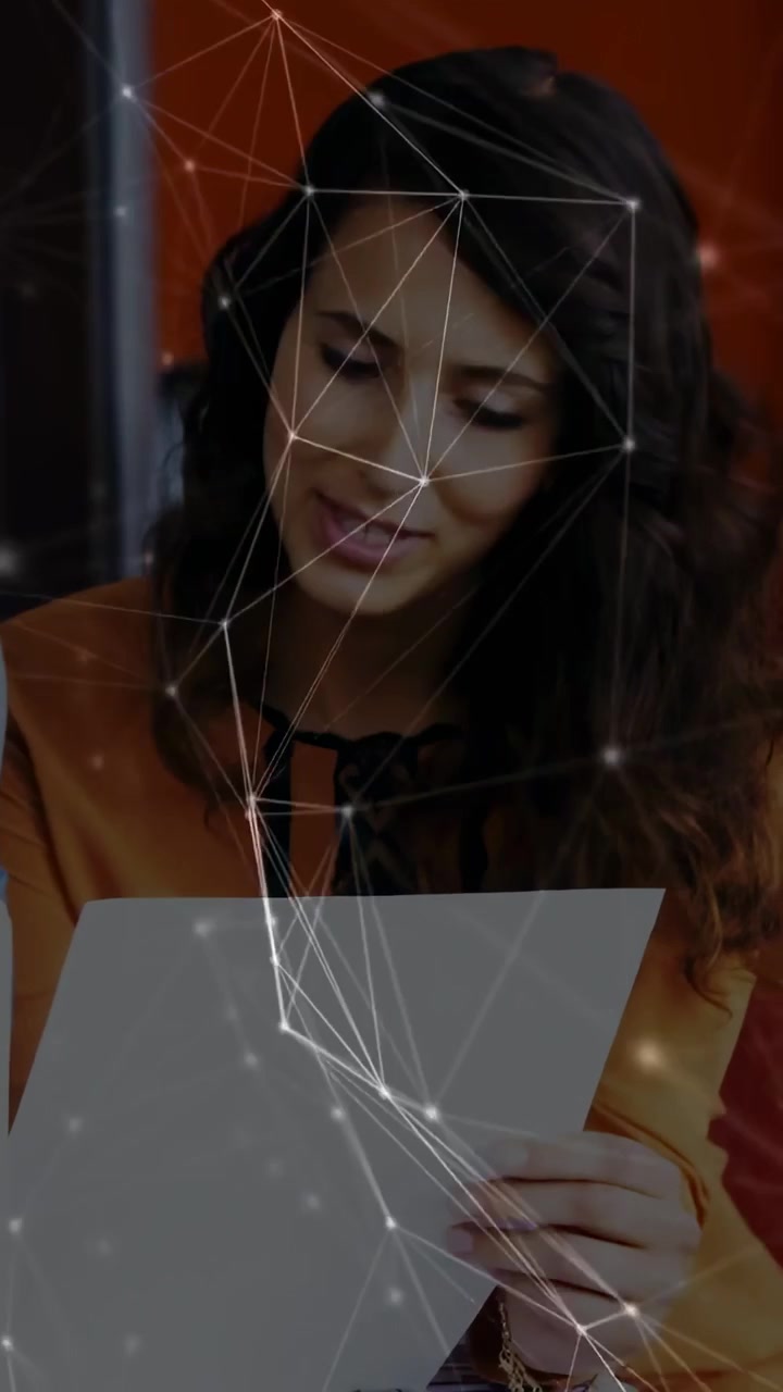 Video verticale: Donna che sfoglia documenti, legge e crea una sovrapposizione di nodi sui documenti per il business