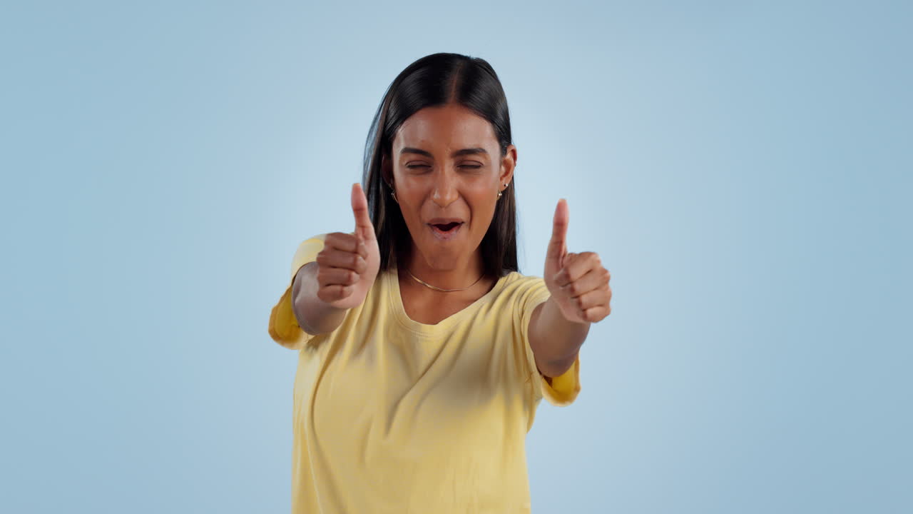mujer feliz, bailando y pulgares hacia arriba en el éxito