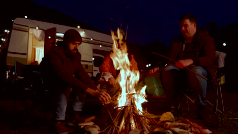 Amigos-Haciendo-Fuego-De-Campamento-Más-Fuerte-Para-Calentarse