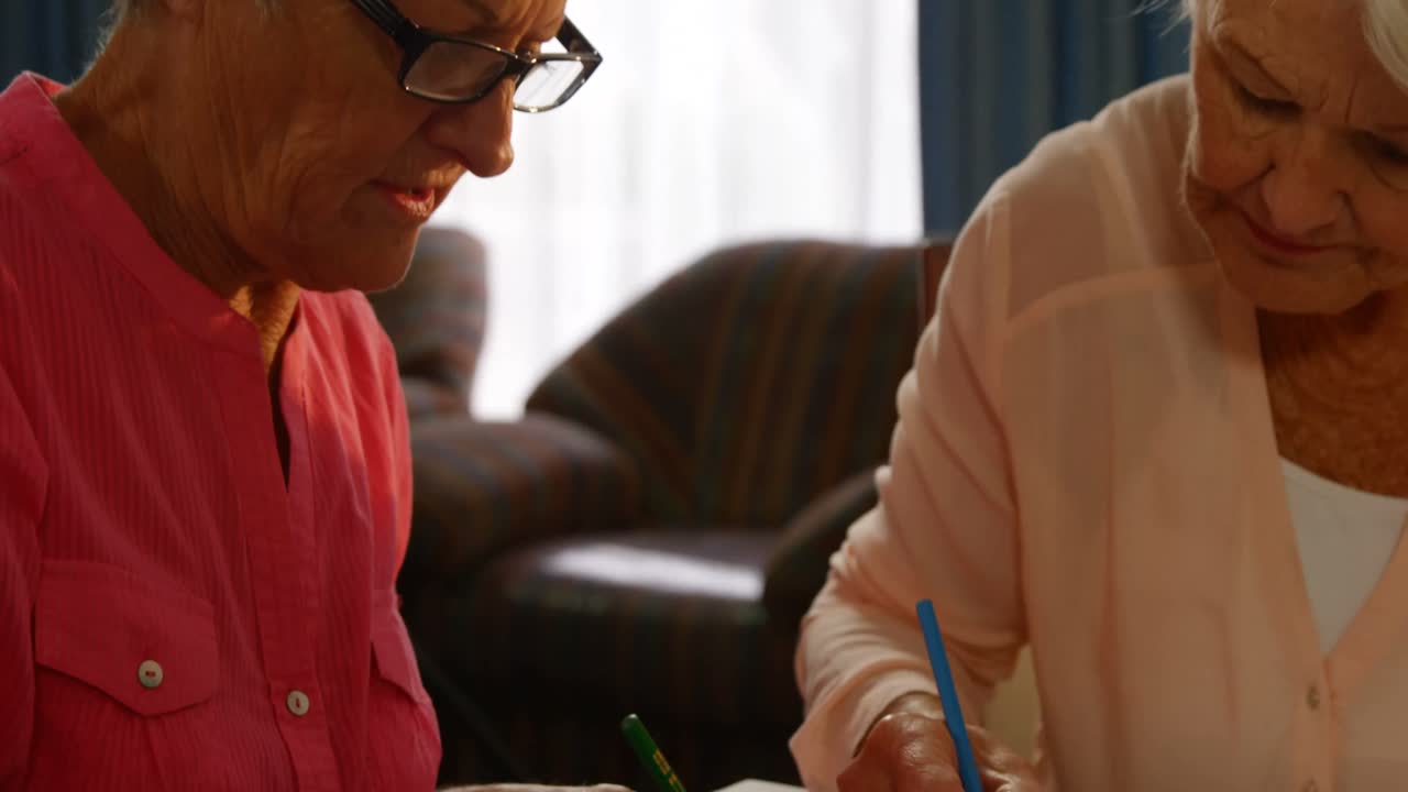 컬러 펜으로 그림을 그리는 고위 여성의 중간 섹션