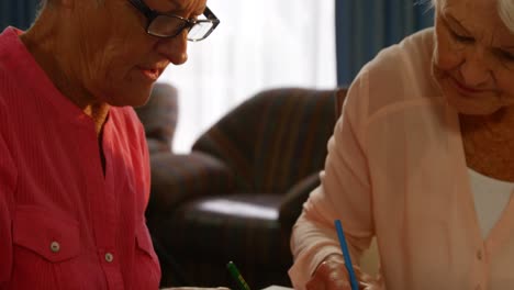 sección media de la mujer mayor dibujando con lápiz de color