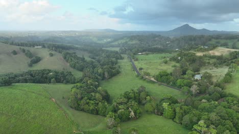 Timelapse-Estacionario-De-Drones-De-Colinas-Cerca-De-Cooroy-Noosa,-Mientras-Llueve-Ligeramente