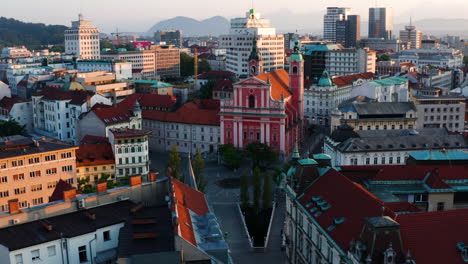 Iglesia-Franciscana-Rosa-De-La-Anunciación-En-La-Plaza-Preseren-En-El-Casco-Antiguo-De-Ljubljana,-Eslovenia