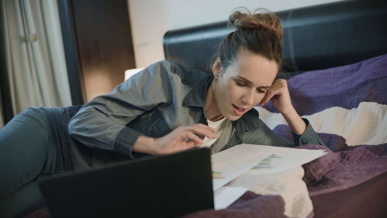사업가 는 재정적 인 결과 에 놀랐다. 행복 한 사업주