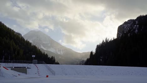 Kippen-Sie-Nach-Oben,-Um-Die-Winterlandschaft-Des-Mount-Timpanogos-Im-Hintergrund-Zu-Zeigen,-Umgeben-Von-Einem-Pinienwald-Während-Des-Sonnenuntergangs-Vom-Gefrorenen-Tibble-Fork-Reservoir-Lake-Im-American-Fork-Canyon,-Utah