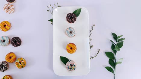 mini rosquillas variadas en un plato blanco