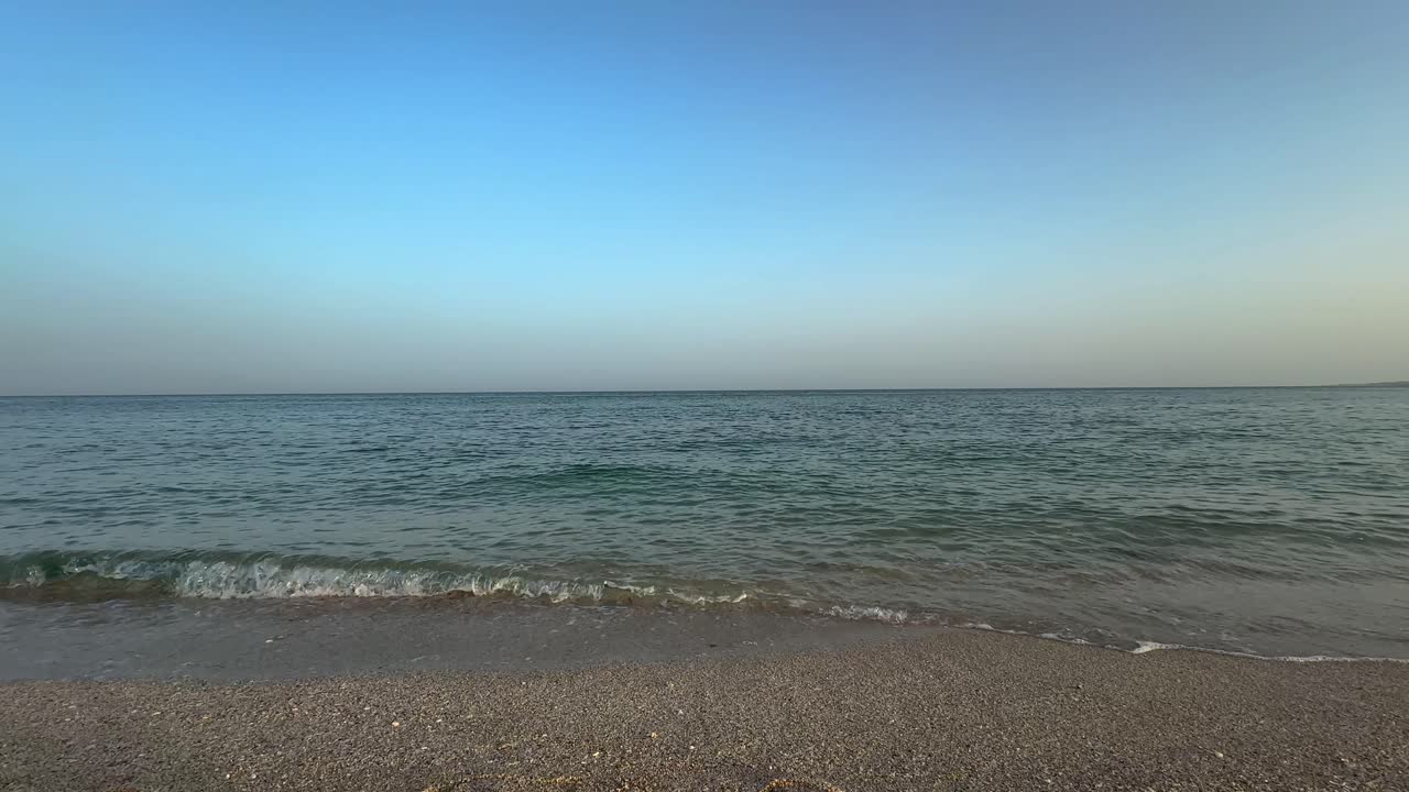 최소한의 바다 풍경, 스카이 라인, 바다, 수평 지평선, 이른 아침, 흐릿한 날, 여름, 해변 휴가, 관광 명소, 해변 레크리에이션, uae 여행, 사우디 아라비아 문화, 자연, 재미