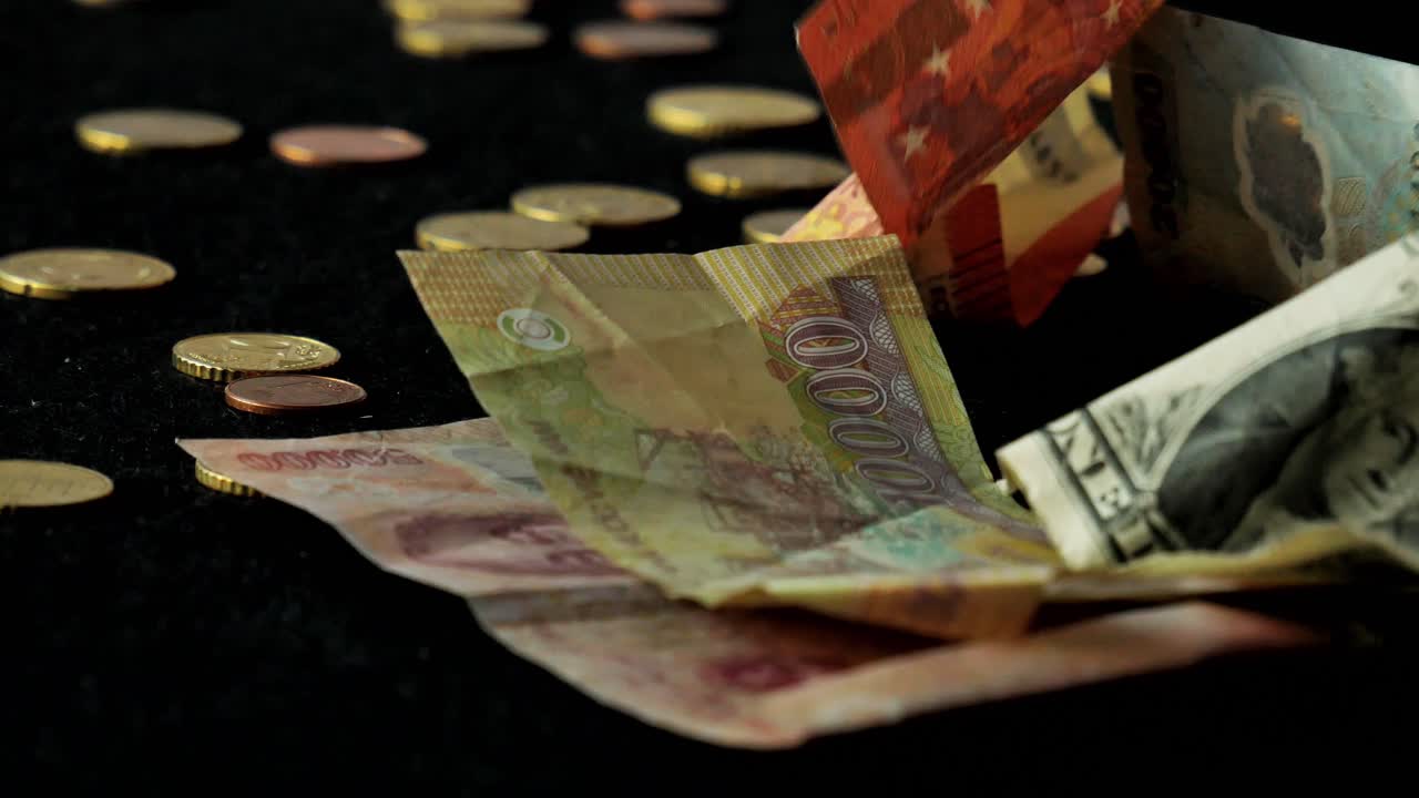 다양한 유형의 지폐가 동전과 함께 놓여 있습니다.