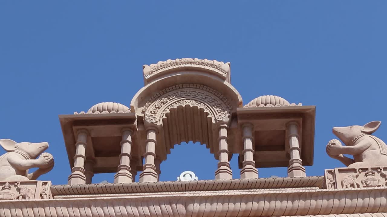 la puerta de entrada del templo artístico con cielo brillante en la mañana desde un video de ángulo plano se toma en ratanada jodhpur rajasthan india el 14 de noviembre de 2022