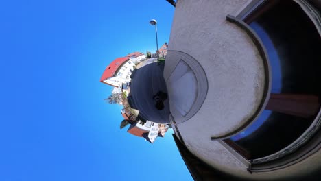 little tiny planet 360 pequeña visión del mundo de un hombre caminando por la ciudad alemana cerca de la señal de tráfico en 4k