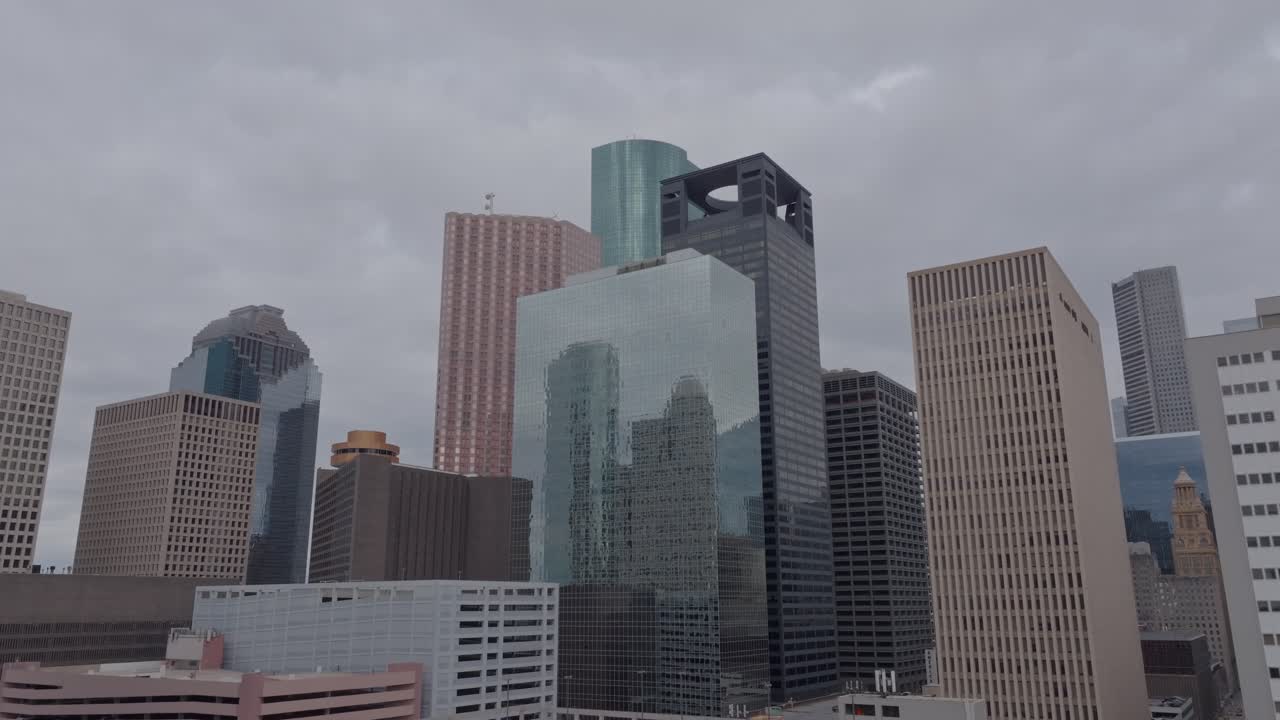 disparo ascendente del horizonte de houston en un día nublado