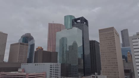 Aufsteigende-Aufnahme-Der-Skyline-Von-Houston-An-Einem-Bewölkten-Tag