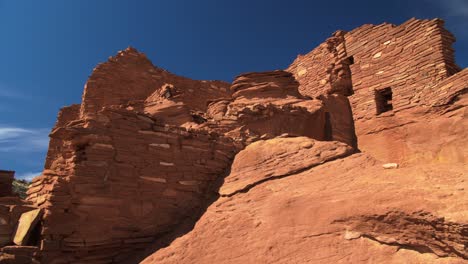 Otra-Toma-En-Movimiento-Que-Muestra-Los-Detalles-Del-Exterior-De-Las-Ruinas-Más-Grandes-Del-Pueblo-En-El-Monumento-Nacional-Wupatki-En-Arizona