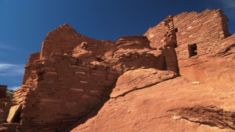 otra toma en movimiento que muestra los detalles del exterior de las ruinas más grandes del pueblo en el monumento nacional wupatki en arizona