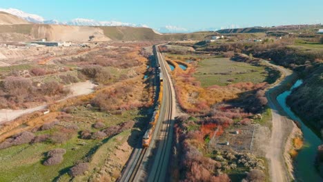 antena - tren en las vías del tren cerca de bluffdale, utah, tiro de bajada hacia adelante