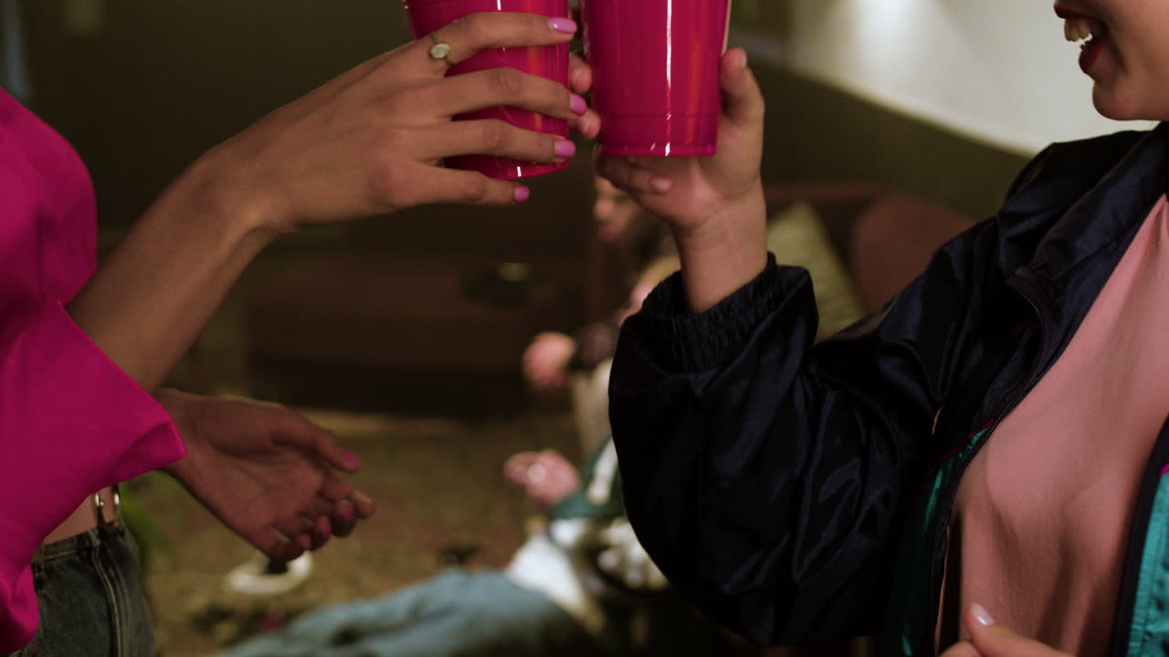 mujeres hablando y bebiendo