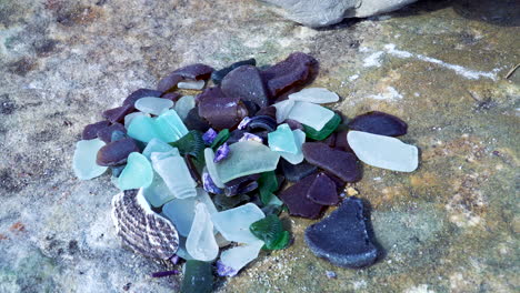 cerrar varios pedazos de vidrio oceánico de colores en la playa
