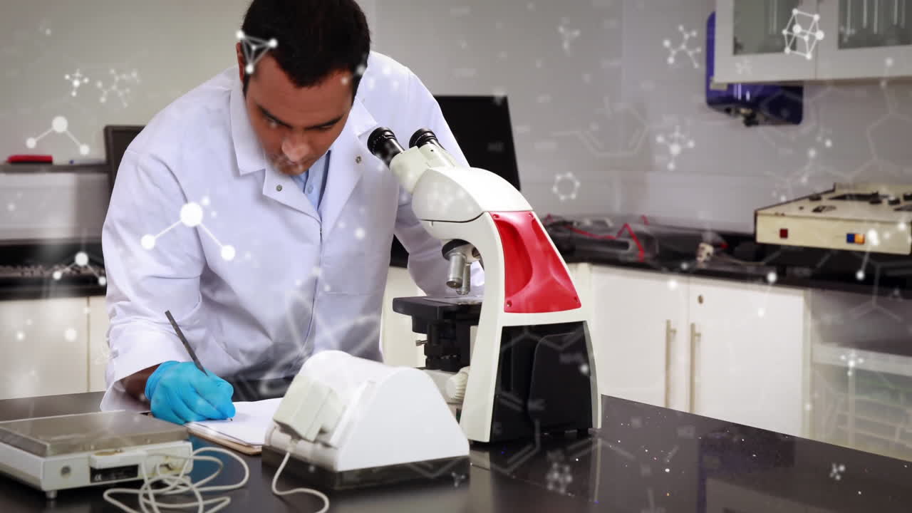 animación de moléculas y procesamiento de datos sobre científico masculino biracial trabajando en el microscopio