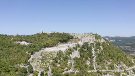 vista panorámica de la antigua ciudad santuario de perperikon en bulgaria - toma aérea de un dron