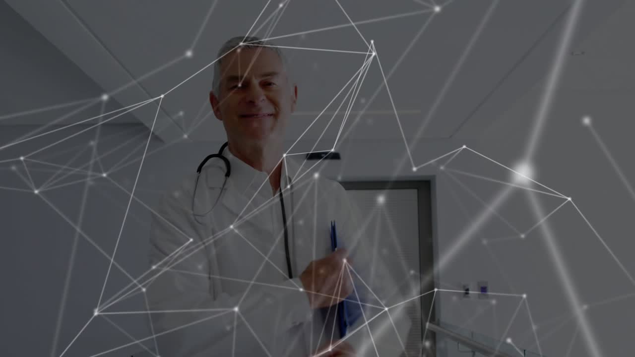 Medico anziano che esamina cartelle cliniche, prende appunti mentre la telecamera si allontana, con rete in sovrimpressione sulla scena.