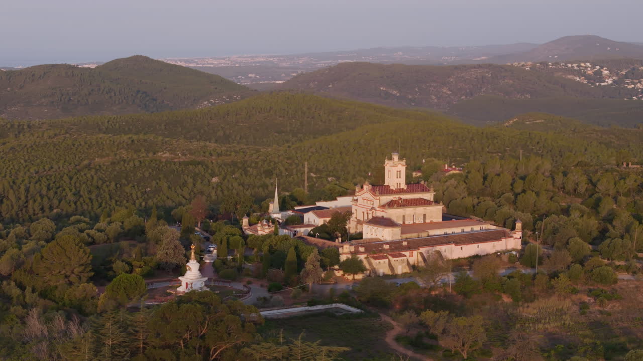 templo budista capturado por un dron en el majestuoso valle de la montaña imágenes aéreas en la hora dorada del amanecer