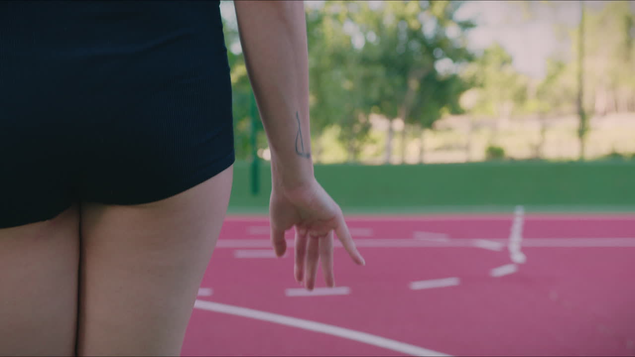 corte de baloncesto chica dribble cámara lenta cerca detrás del disparo