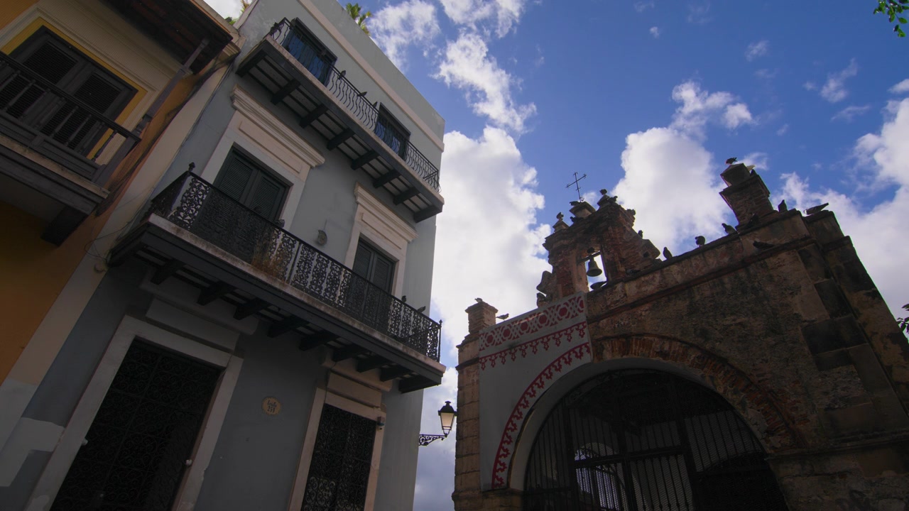 Palomas volando junto a la histórica Capilla del Cristo en el Viejo San Juan, Puerto Rico - UHD 4K