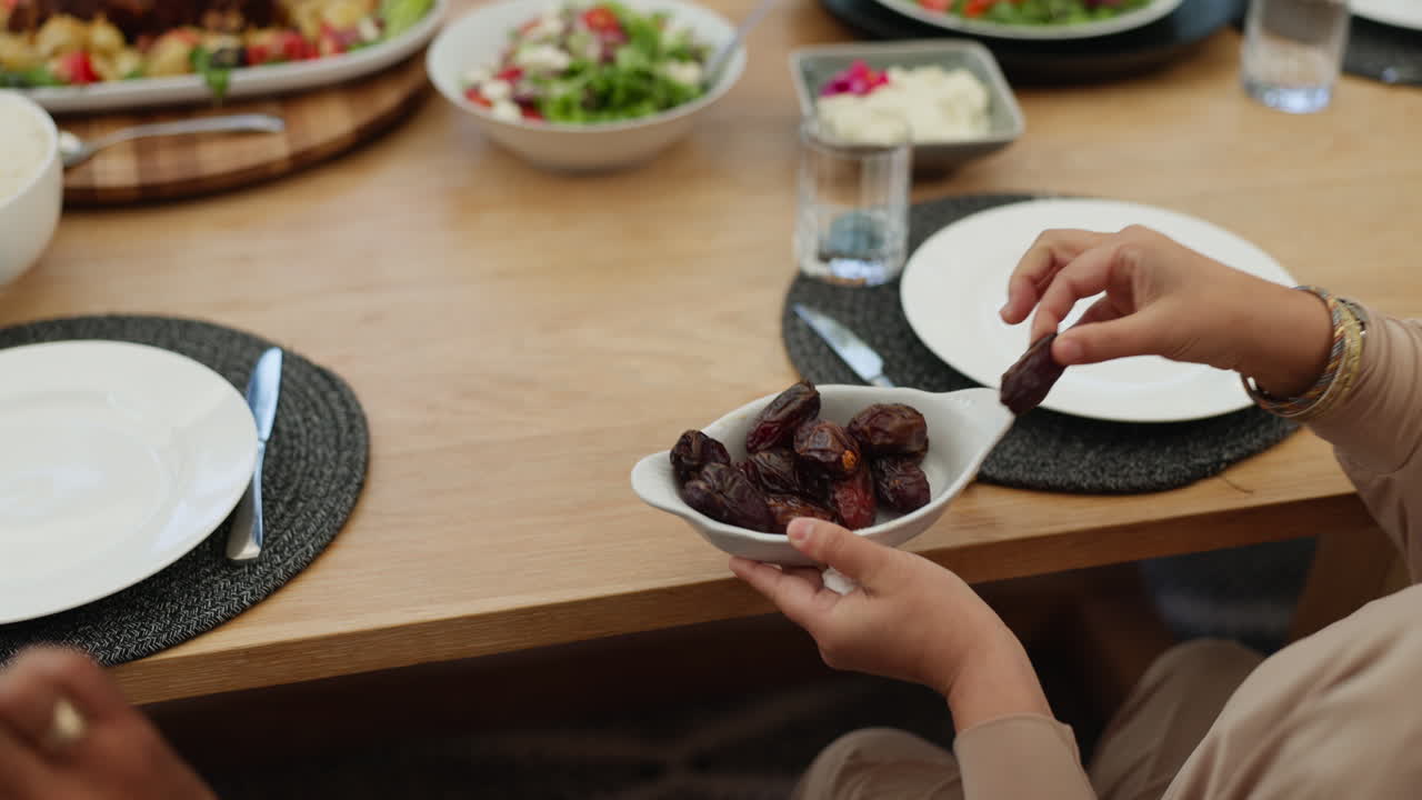 cena familiar con dátiles
