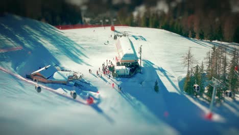 vista aérea de la estación de telesilla superior en el passo furcia, estación de esquí de kronplatz, tirol del sur, italia