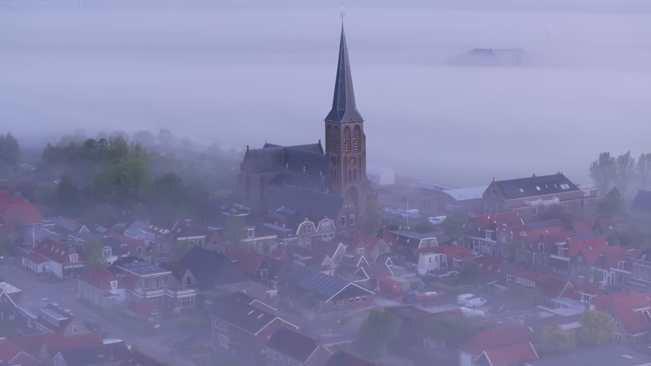 Sonnenaufgang im nebligen Workum mit Kirche, Niederlande