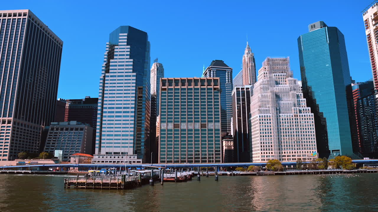 Movendo-se ao longo do píer da moderna Nova York perto dos impressionantes arranha-céus. Passeio de barco pela cidade em um dia ensolarado.
