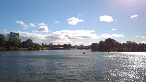 Wunderschöner-Und-Beruhigender-Blick-Auf-Den-Fluss-An-Einem-Windigen-Tag-Von-Einem-Park-In-Der-Nähe-Einer-Autobahn-Und-Des-Flughafens-Sydney