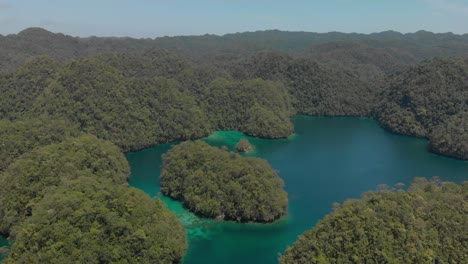 Schöne-Luftdrohne-über-Dem-Naturpark-Sohoton-Auf-Der-Insel-Siargao-Auf-Den-Philippinen