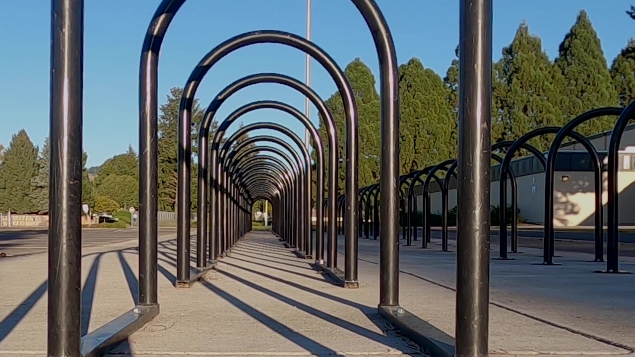 Questa è una clip di una serie di rastrelliere per biciclette al tramonto