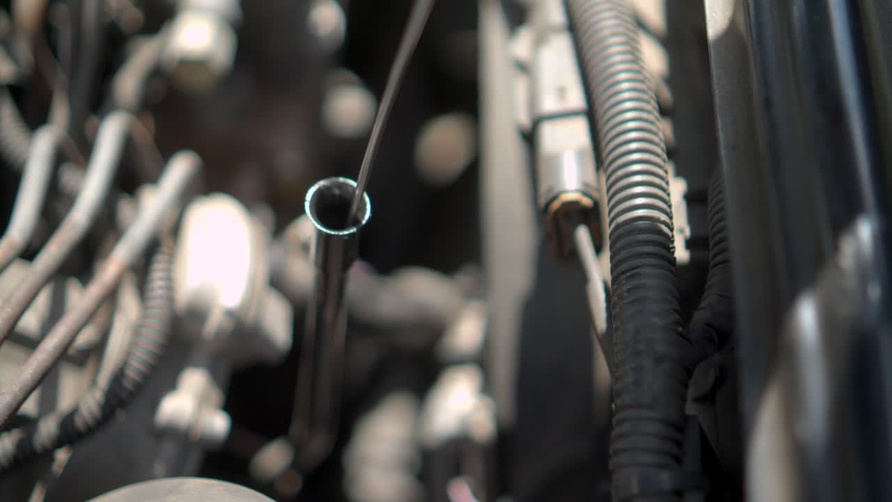 자동차의 윤활유 레벨 확인