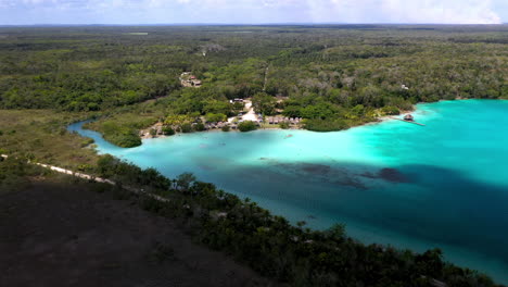 Absteigende-Drohnenaufnahme-Von-Menschen,-Die-Das-Klare-Blaue-Wasser-In-Bacalar-Mexiko-Genießen