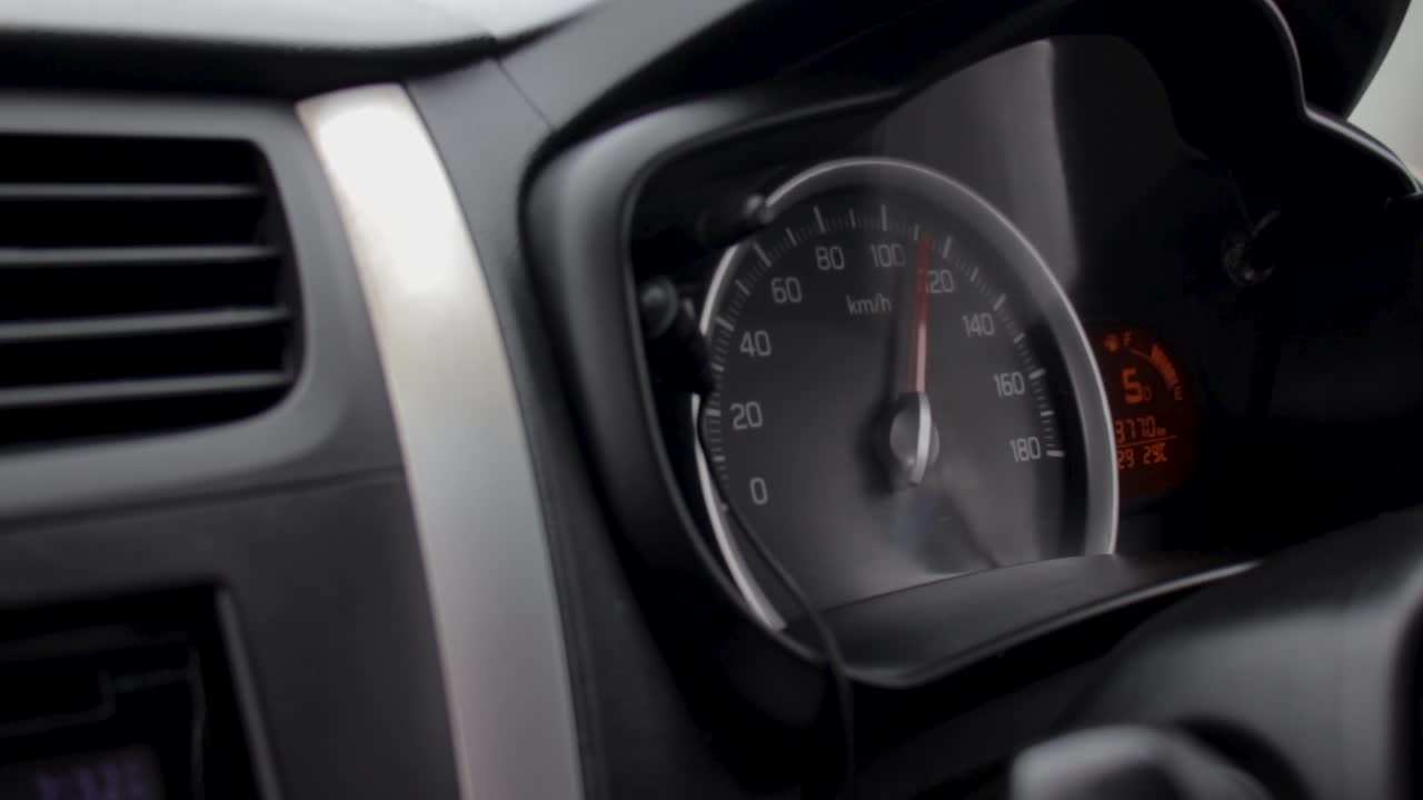 быстрая езда автомобиль спидометр 100 плюс километров в час дисплей передний пассажир точка зрения крупным планом slow-mo b ролик видеоклип