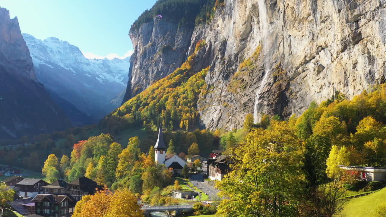 Ripresa con drone in discesa della chiesa della cascata di Staubbach a Lauterbrunnen, Oberland Bernese, Svizzera.