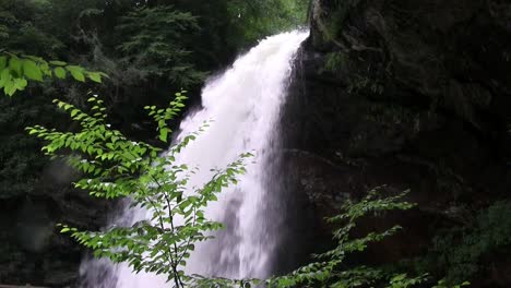 Una-Bonita-Cascada-En-Carolina-Del-Norte