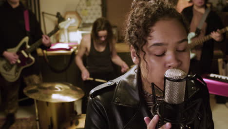 grupo musical en un estudio