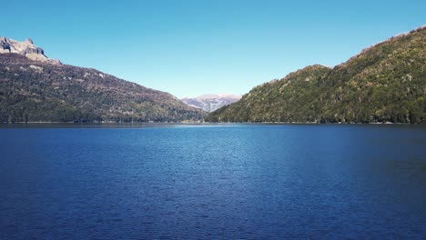 Drohnenaufnahmen-Einer-Wunderschönen-Patagonischen-Landschaft-6