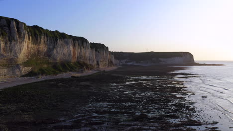 Absteigende-Luftaufnahme-über-Der-Steilen-Klippe-Der-Französischen-Normandie-Bei-Sonnenuntergang