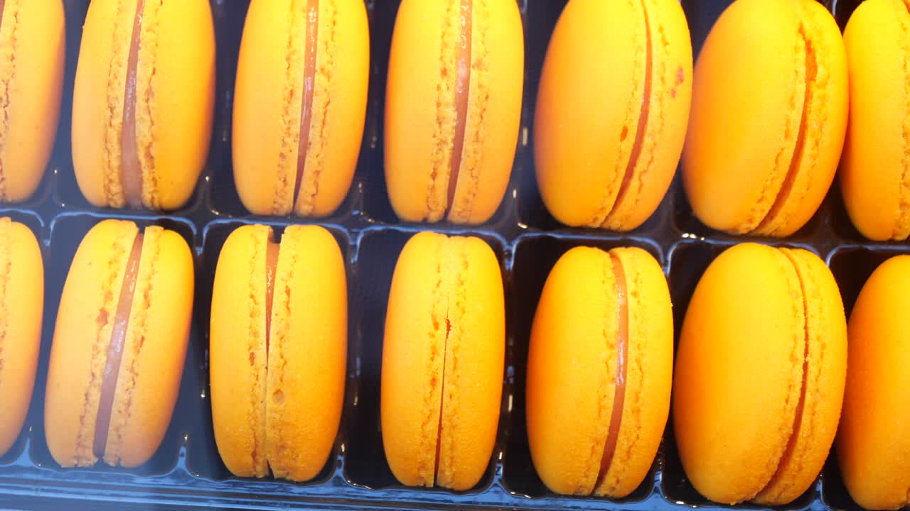 macarrones en una caja de naranja