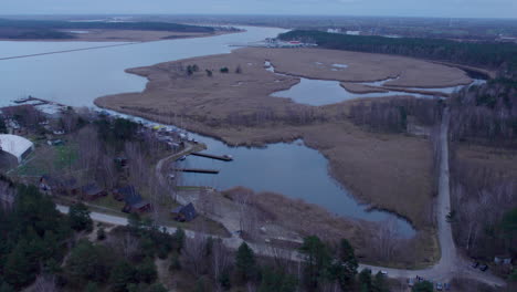 Smiala-Wisla-Fluss-Mit-Bootssteg-In-Der-Nähe-Des-Vogelreservats-Ptasi-Raj-In-Danzig,-Polen