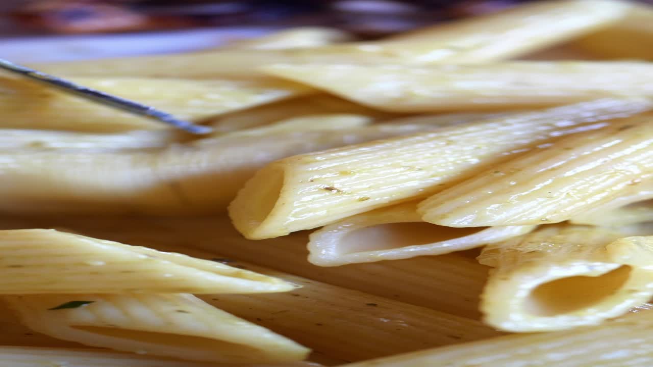 cerca de la pasta de penne con salsa
