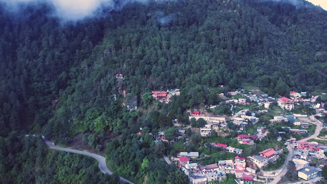 Malowniczy lot dronem nad zalesioną górską wioską w Oaxaca w Meksyku.