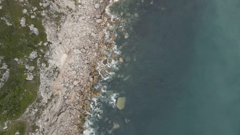 Vista-Aérea-Desde-Un-Dron-Mirando-Hacia-Abajo-Sobre-Las-Olas-Golpeando-La-Costa-De-La-Isla-De-Portland,-En-Dorset,-Reino-Unido