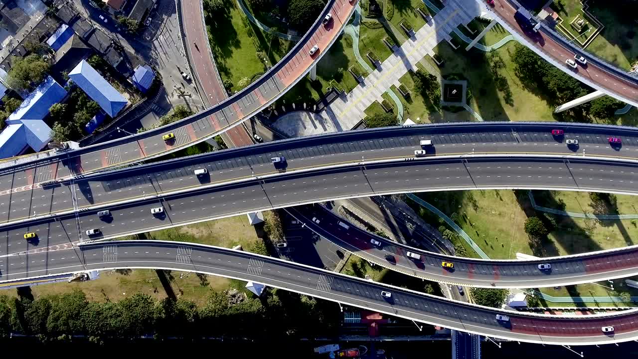 오후 에 찍은 방 의 비는 고속도로 의 공중 사진