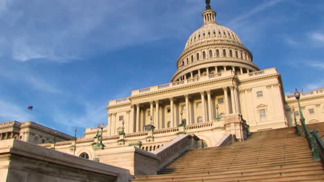 Blick-Auf-Die-Stufen-Des-US-Kapitolgebäudes-In-Washington,-DC,-Zu-Seiner-Wahrzeichen-Kuppel